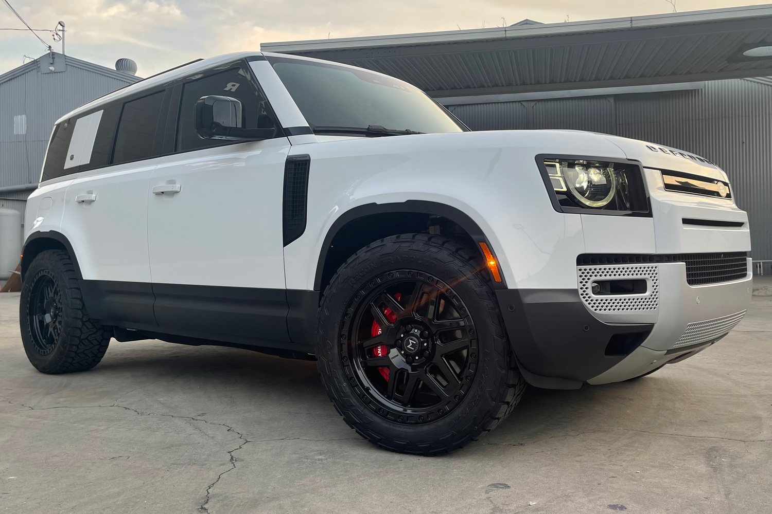 Mantra Wheels for Land Rover Defender White Seamak Gloss Black ⋆ Wheels